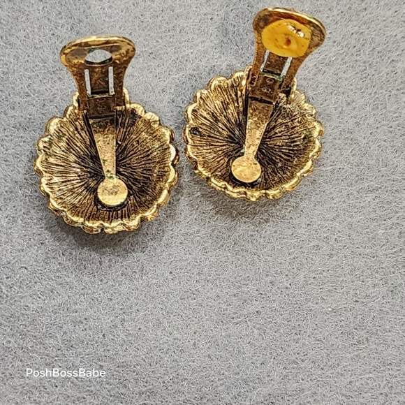 Vintage clip button earrings - Picture 3 of 8